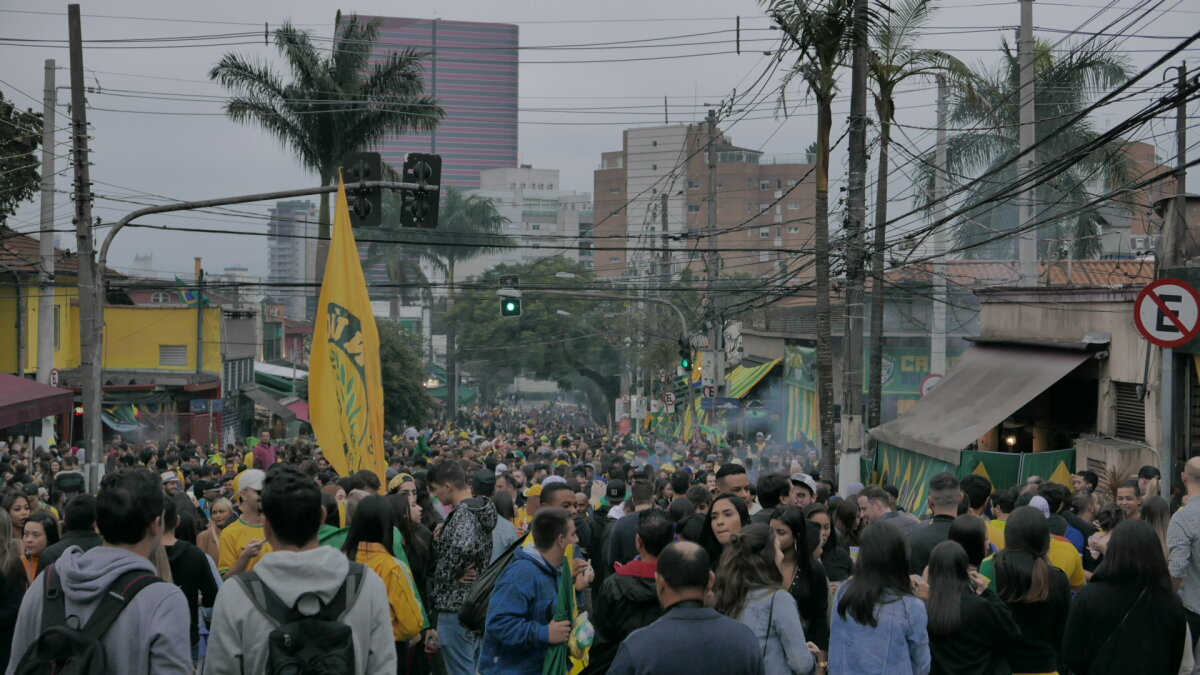 FOTOREPORTAJ DIN AMERICA DE SUD // Când se ia pauză de la criză » Cum s-a văzut Brazilia - Elveția pe străzile din Sao Paulo: o cvintuplă câștigătoare nu se deznădăjduiește la un prim egal