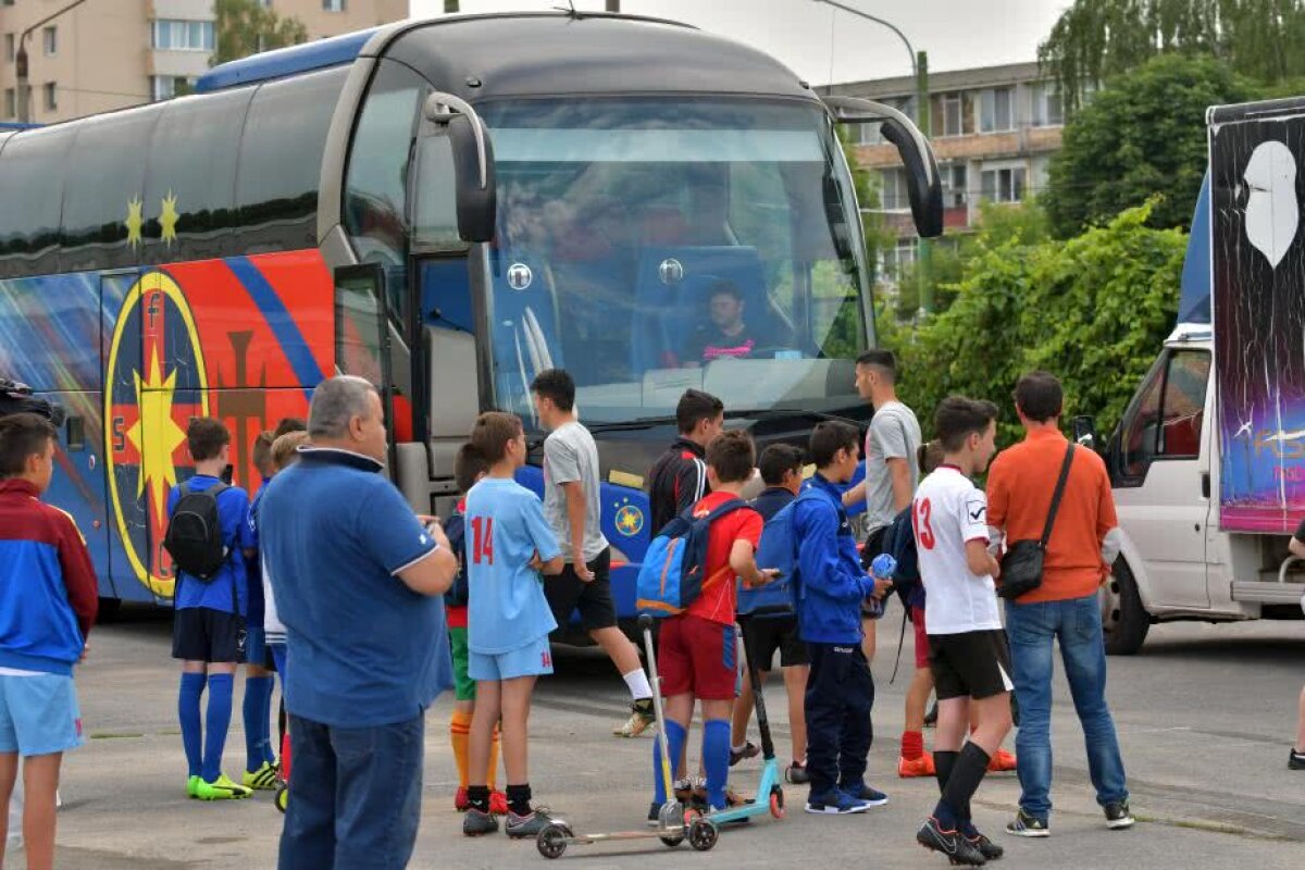 Corespondență GSP din Brașov » FOTO Imagini din cantonamentul FCSB-ului: ce metode inedite de antrenament au folosit fotbaliștii lui Dică