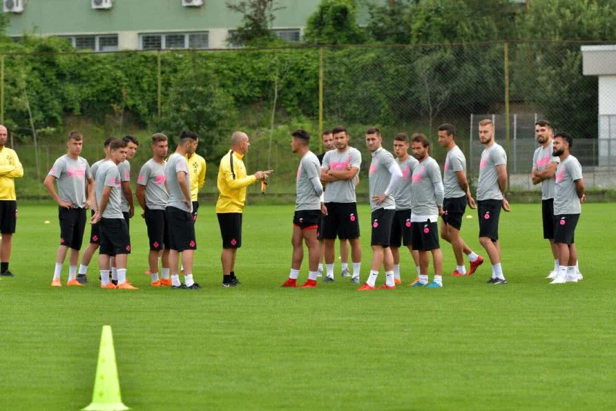 Corespondență GSP din Brașov » FOTO Imagini din cantonamentul FCSB-ului: ce metode inedite de antrenament au folosit fotbaliștii lui Dică