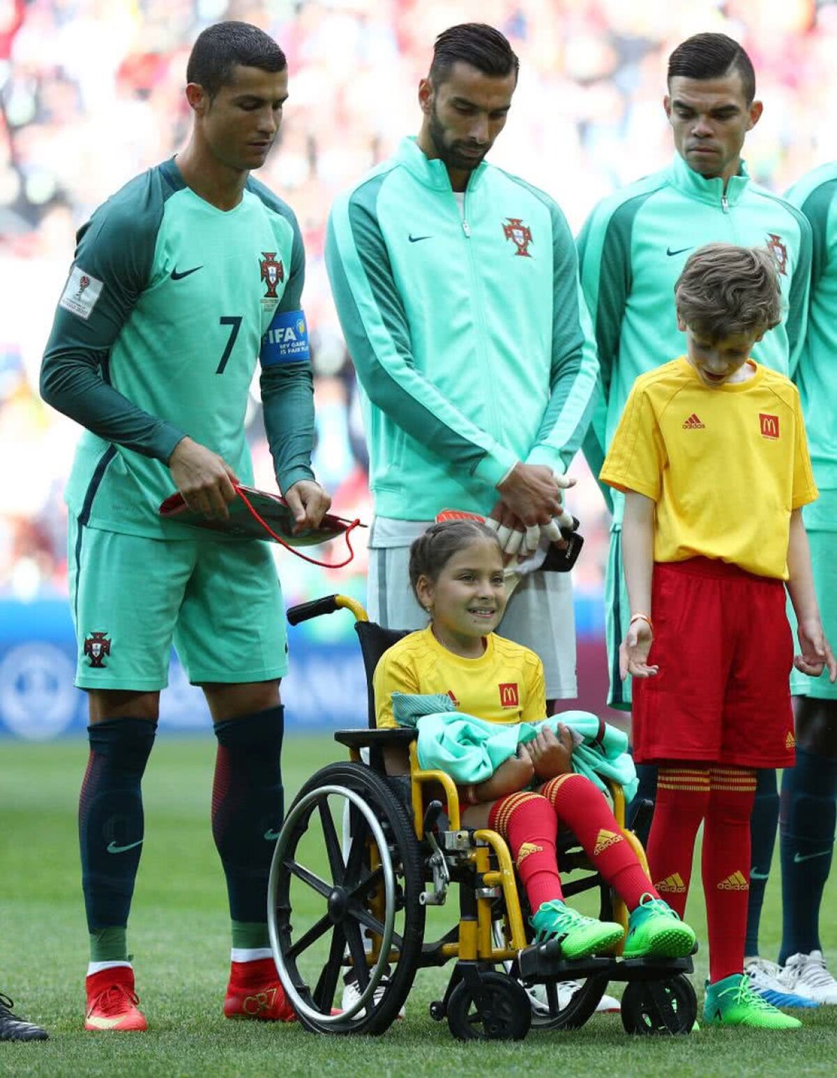 FOTO Puștoaica în scaun cu rotile vrea să își reîntâlnească idolul: "Cristiano Ronaldo mi-a schimbat viața, mi-a dat forța să lupt și să mă ridic!"
