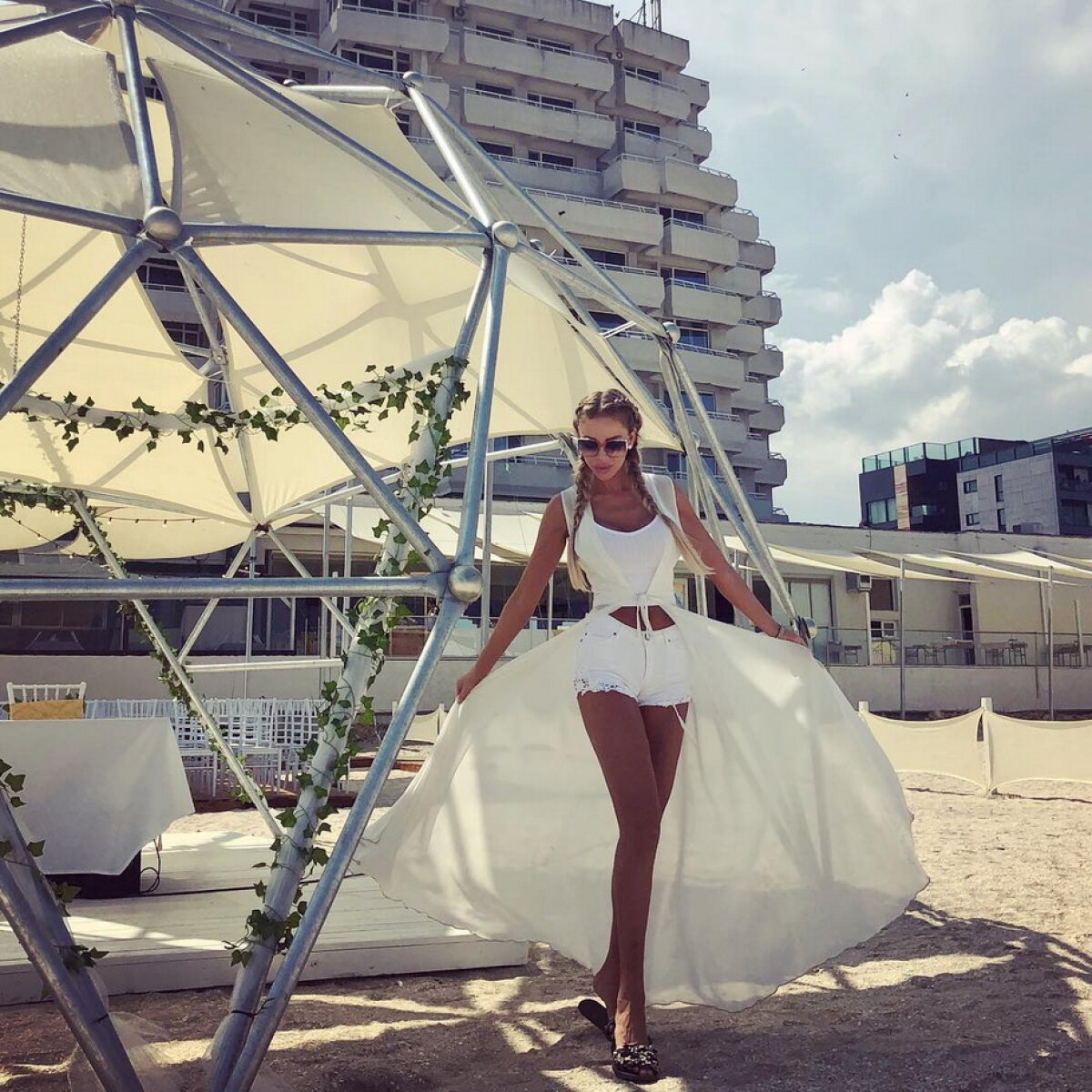 FOTO Bianca Drăgușanu, la proba costumului de baie. Arată mai bine ca niciodată!