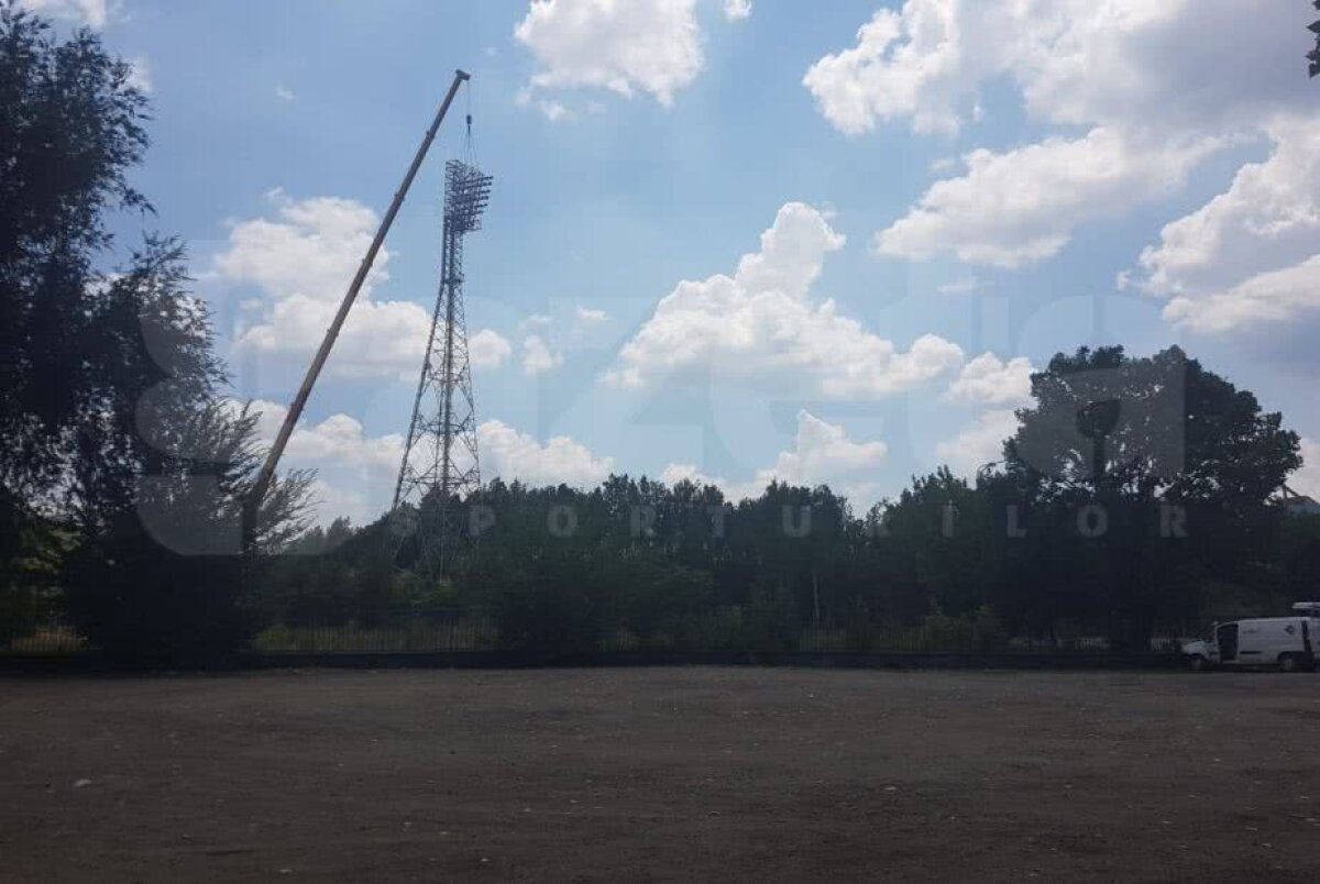 GALERIE FOTO Macarale râd în Ghencea argintii » Imagini de azi de la demolarea arenei roș-albastre: stâlpii de nocturnă, puși la pământ
