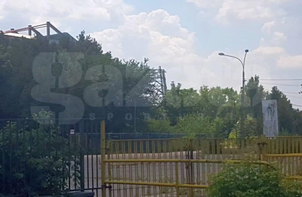 GALERIE FOTO Macarale râd în Ghencea argintii » Imagini de azi de la demolarea arenei roș-albastre: stâlpii de nocturnă, puși la pământ