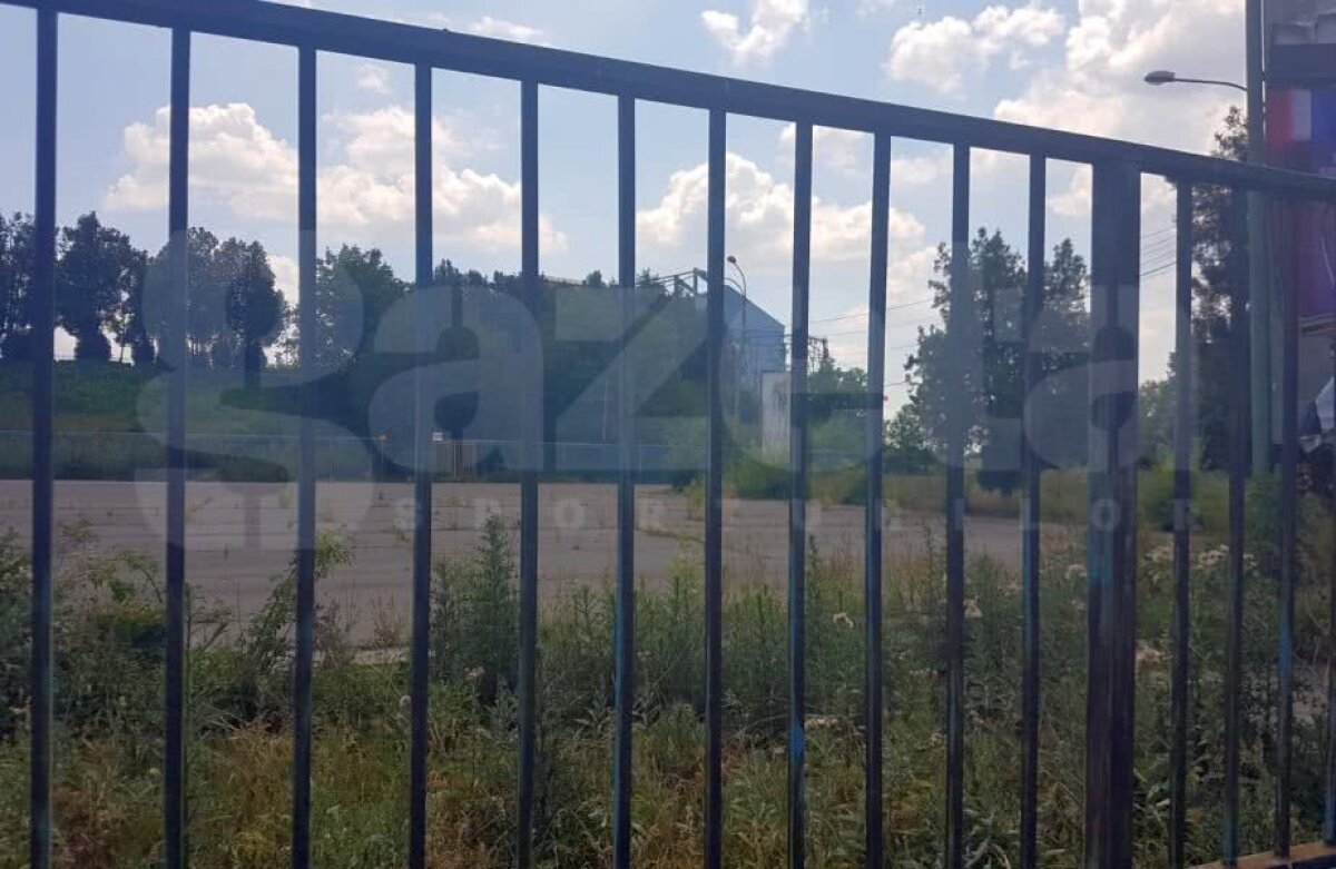 GALERIE FOTO Macarale râd în Ghencea argintii » Imagini de azi de la demolarea arenei roș-albastre: stâlpii de nocturnă, puși la pământ