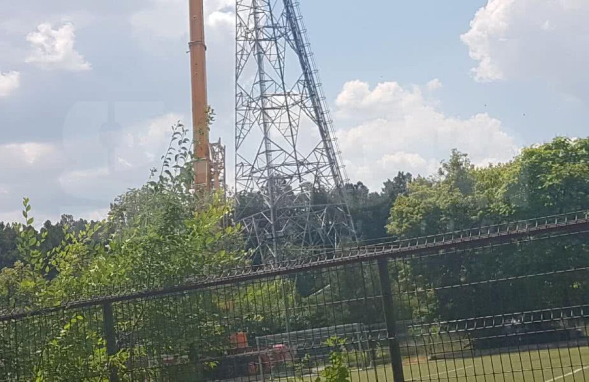 GALERIE FOTO Macarale râd în Ghencea argintii » Imagini de azi de la demolarea arenei roș-albastre: stâlpii de nocturnă, puși la pământ