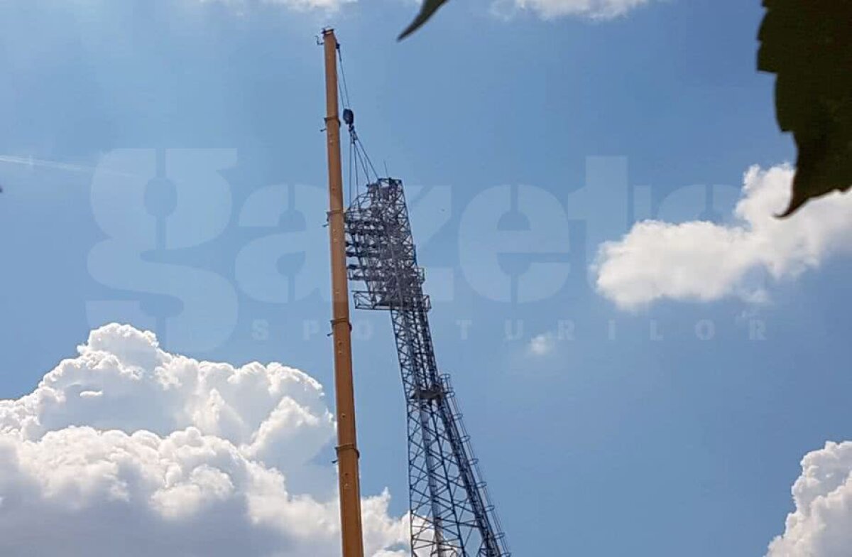 GALERIE FOTO Macarale râd în Ghencea argintii » Imagini de azi de la demolarea arenei roș-albastre: stâlpii de nocturnă, puși la pământ