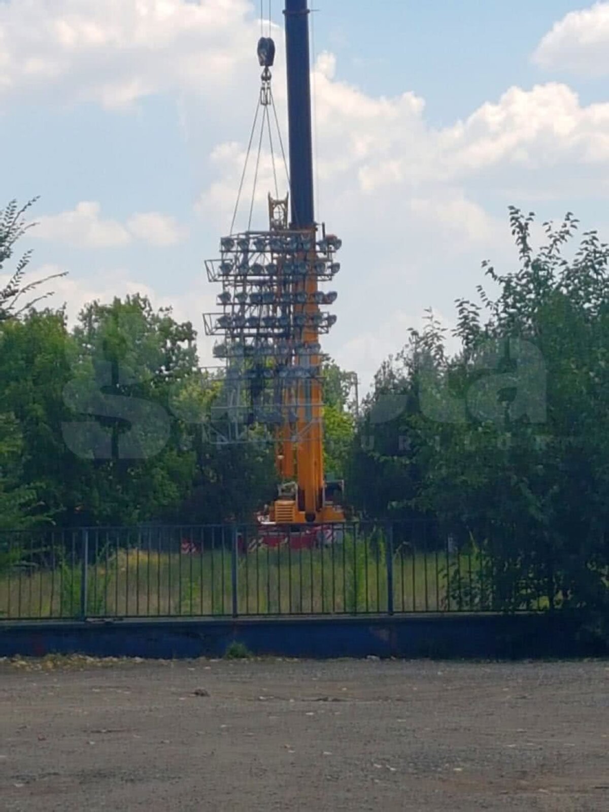 GALERIE FOTO Macarale râd în Ghencea argintii » Imagini de azi de la demolarea arenei roș-albastre: stâlpii de nocturnă, puși la pământ