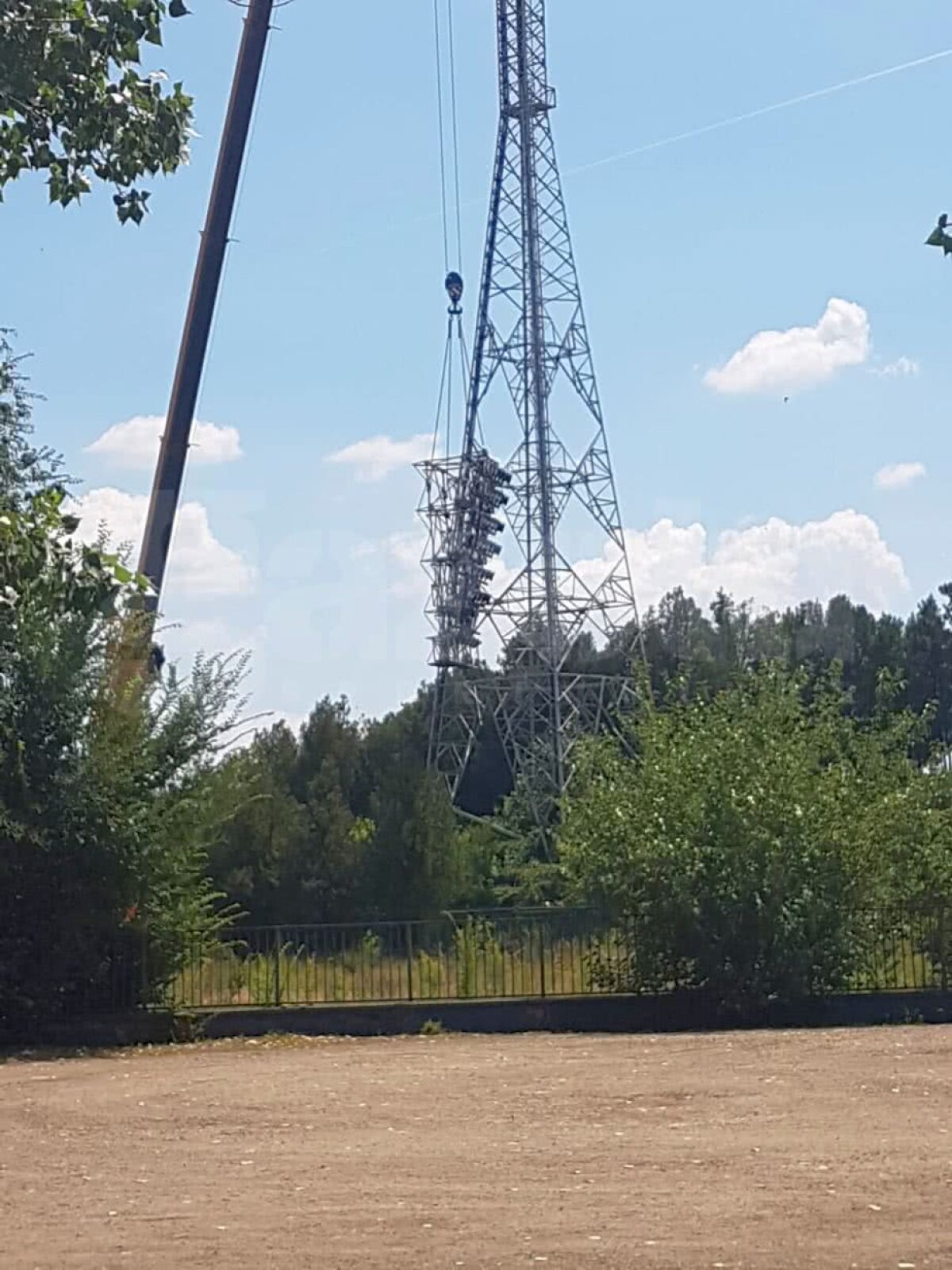 GALERIE FOTO Macarale râd în Ghencea argintii » Imagini de azi de la demolarea arenei roș-albastre: stâlpii de nocturnă, puși la pământ