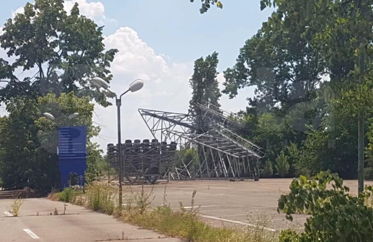 GALERIE FOTO Macarale râd în Ghencea argintii » Imagini de azi de la demolarea arenei roș-albastre: stâlpii de nocturnă, puși la pământ