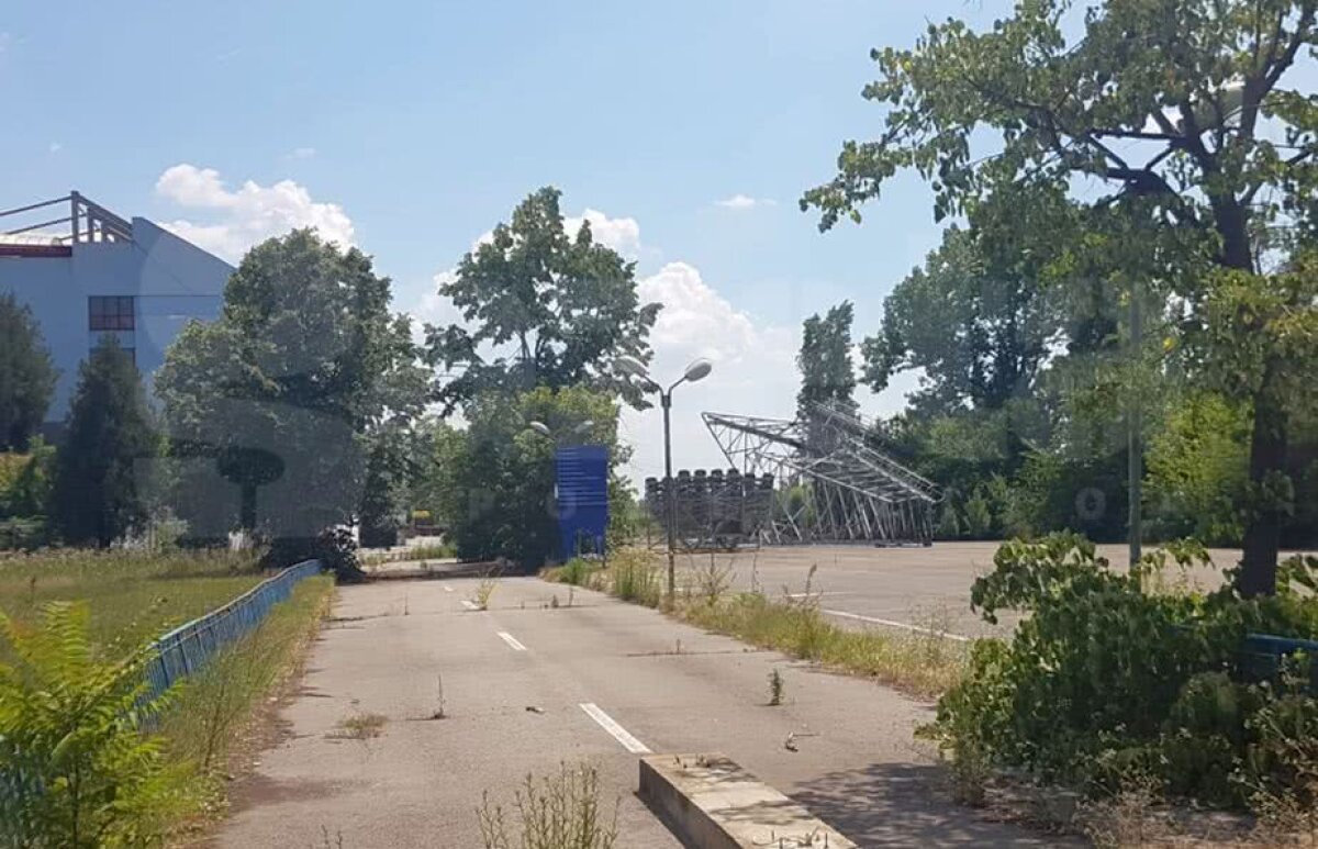 GALERIE FOTO Macarale râd în Ghencea argintii » Imagini de azi de la demolarea arenei roș-albastre: stâlpii de nocturnă, puși la pământ