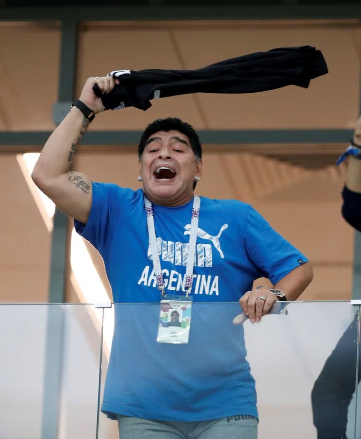 VIDEO+FOTO "Te iubesc, dar sunt un nenorocit" » Maradona-show la oficială!