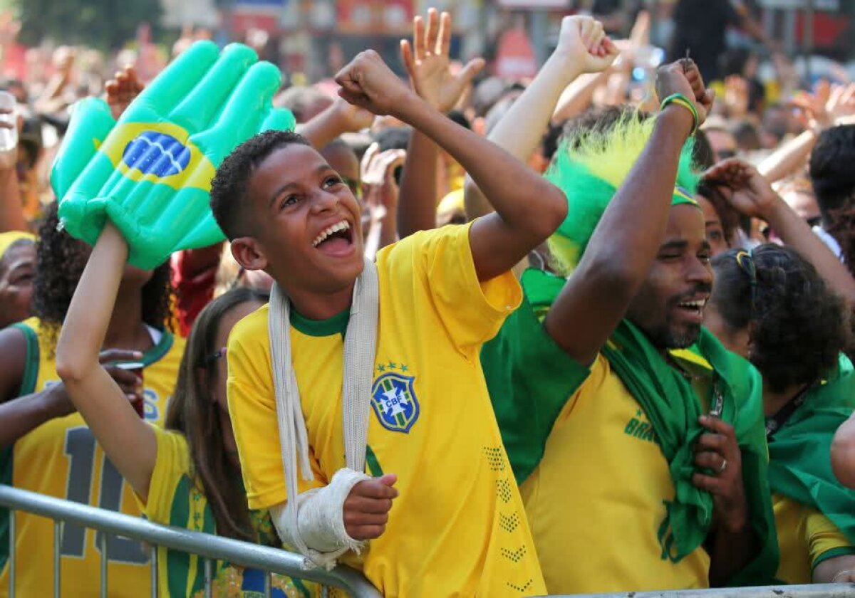 FOTO Spectacol pe străzile din Rio de Janeiro! Braziliencele au renunțat la haine și au făcut show topless