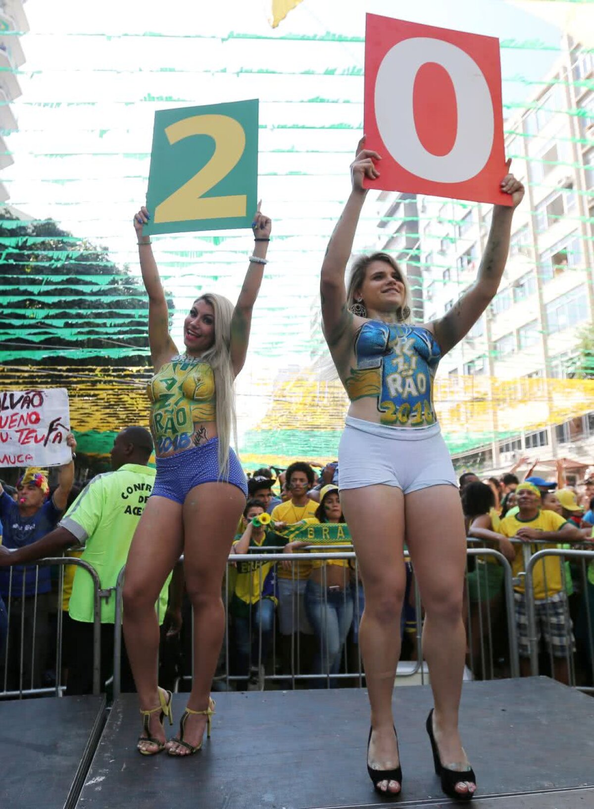 FOTO Spectacol pe străzile din Rio de Janeiro! Braziliencele au renunțat la haine și au făcut show topless