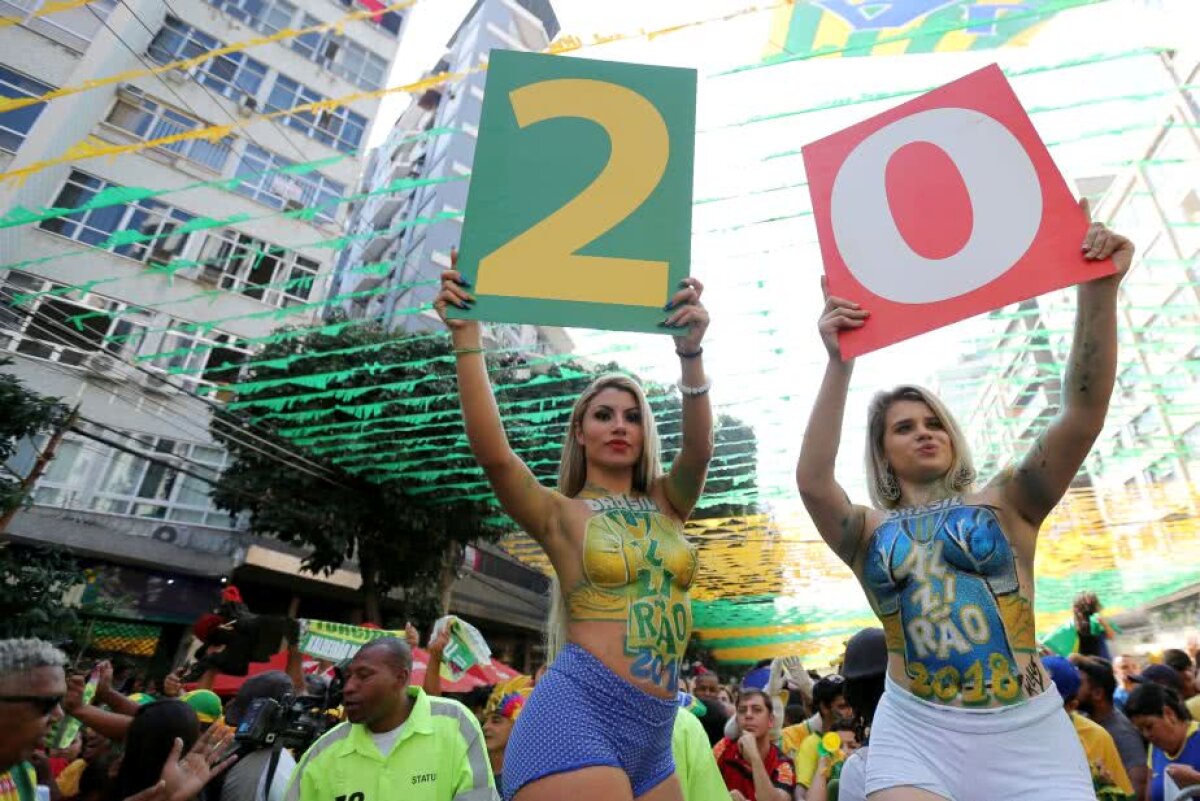 FOTO Spectacol pe străzile din Rio de Janeiro! Braziliencele au renunțat la haine și au făcut show topless