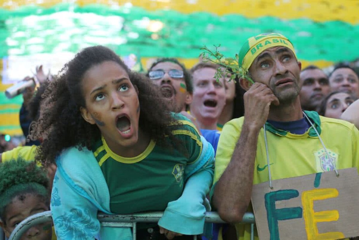 FOTO Spectacol pe străzile din Rio de Janeiro! Braziliencele au renunțat la haine și au făcut show topless