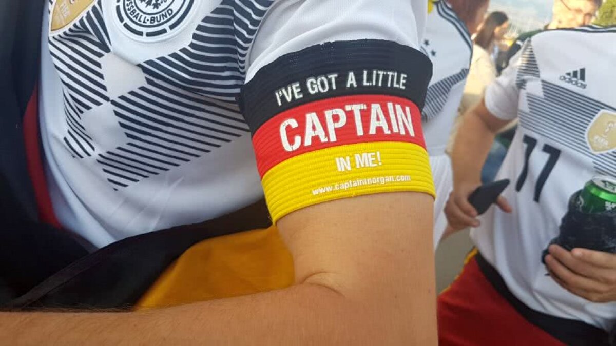 Corespondență GSP din Rusia » VIDEO + FOTO Fanii Germaniei și Suediei au dat recital la Soci înainte de meciul direct: au cântat și au băut împreună » Un suedez, dans spectaculos în fața unei rusoaice