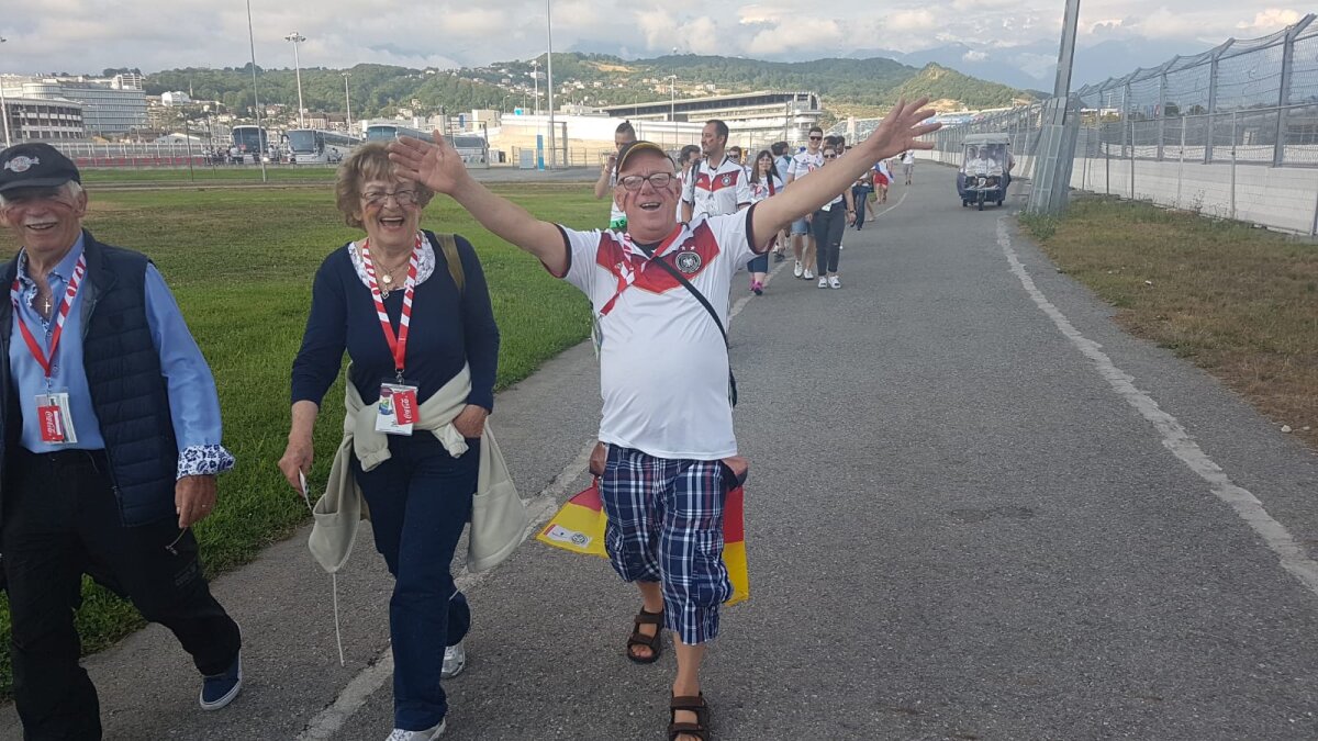 Corespondență GSP din Rusia » VIDEO + FOTO Fanii Germaniei și Suediei au dat recital la Soci înainte de meciul direct: au cântat și au băut împreună » Un suedez, dans spectaculos în fața unei rusoaice