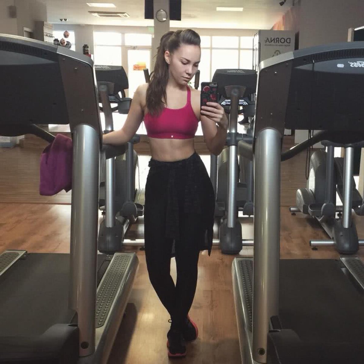 GALERIE FOTO O sexy cântăreață nu stă nicio zi fără sport: "Îmi place tenisul și ador să mă uit la fotbal"