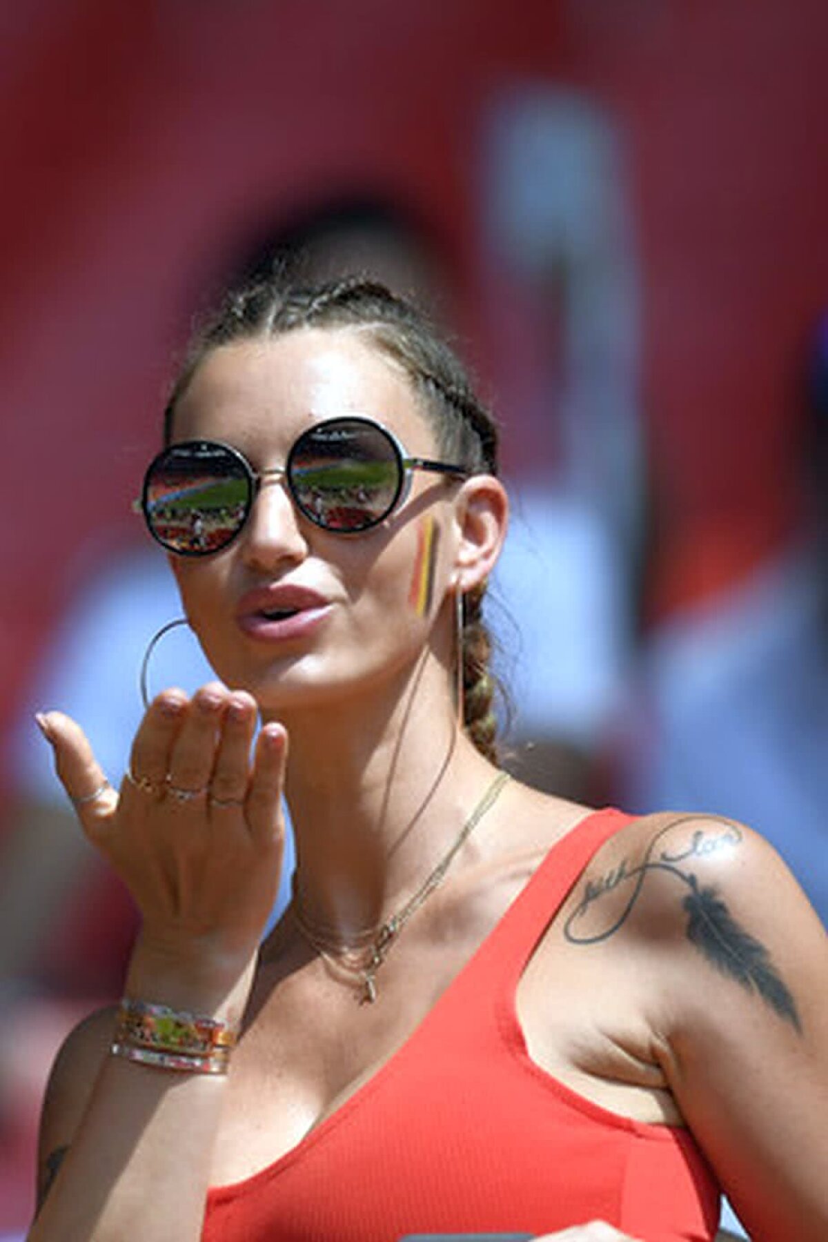 GALERIE FOTO Cea mai fierbinte fană de la Mondial » O româncă a atras toate privirile în tribună