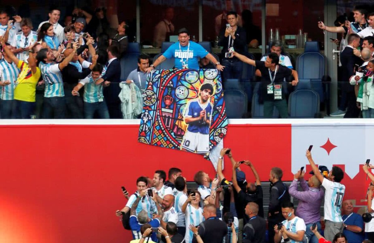 FOTO + VIDEO ȘOCANT! Imagini INCREDIBILE cu Maradona în prim-plan! A fost cărat pe brațe la finalul victoriei Argentinei!