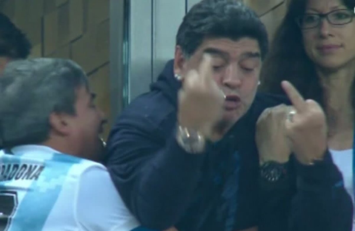 FOTO + VIDEO ȘOCANT! Imagini INCREDIBILE cu Maradona în prim-plan! A fost cărat pe brațe la finalul victoriei Argentinei!