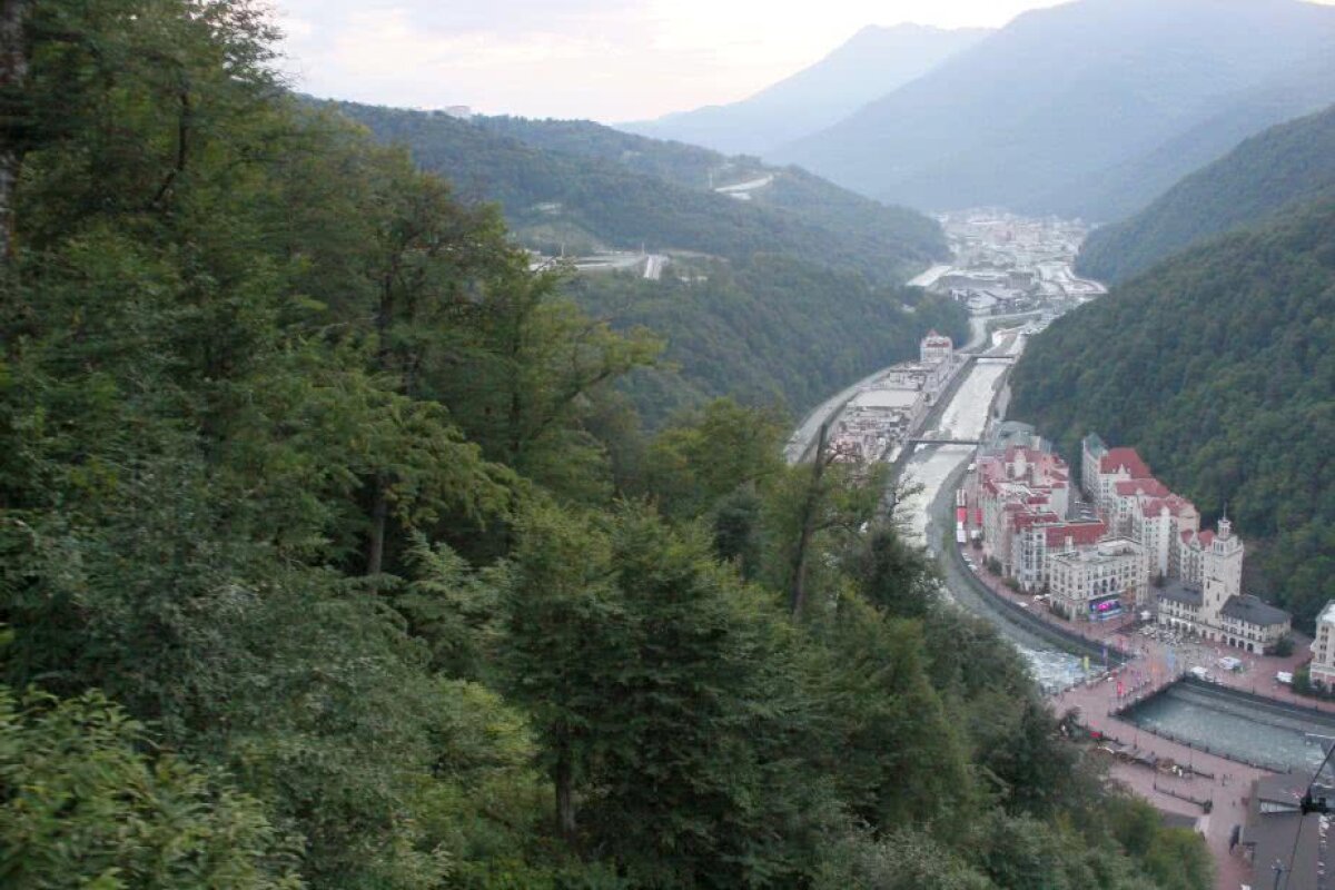 CORESPONDENȚĂ DIN RUSIA // VIDEO + FOTO Salt deasupra norilor » Reportaj de pe vârful Aibga, 2.320 m, unde doi gemeni ruși au repetat săritura spadasinelor române de la Rio