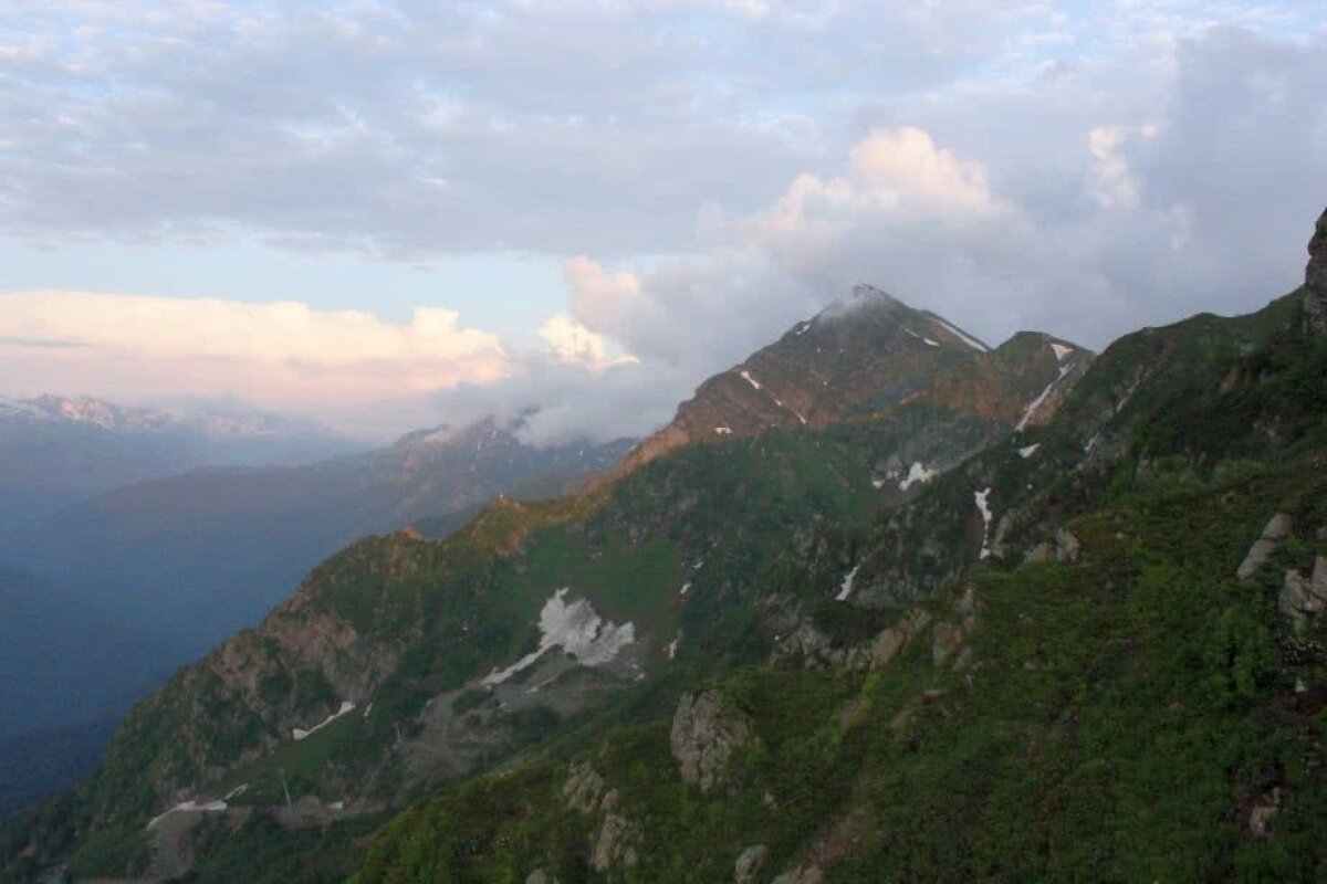 CORESPONDENȚĂ DIN RUSIA // VIDEO + FOTO Salt deasupra norilor » Reportaj de pe vârful Aibga, 2.320 m, unde doi gemeni ruși au repetat săritura spadasinelor române de la Rio