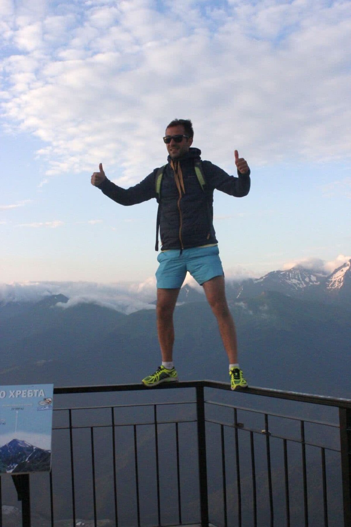 CORESPONDENȚĂ DIN RUSIA // VIDEO + FOTO Salt deasupra norilor » Reportaj de pe vârful Aibga, 2.320 m, unde doi gemeni ruși au repetat săritura spadasinelor române de la Rio