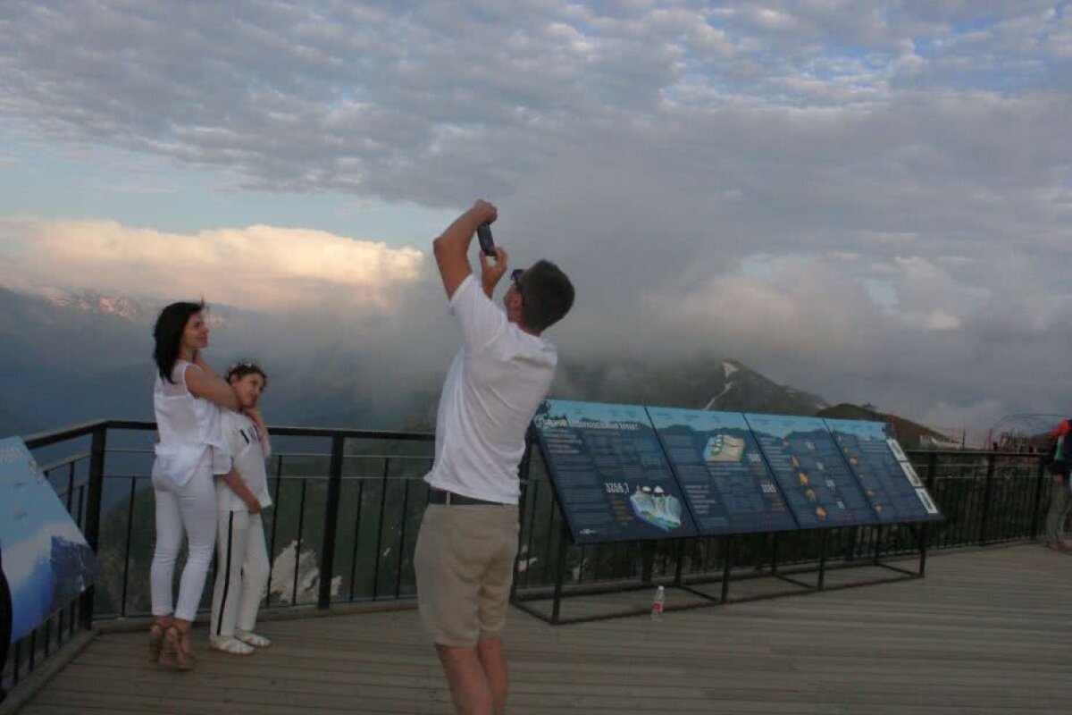 CORESPONDENȚĂ DIN RUSIA // VIDEO + FOTO Salt deasupra norilor » Reportaj de pe vârful Aibga, 2.320 m, unde doi gemeni ruși au repetat săritura spadasinelor române de la Rio