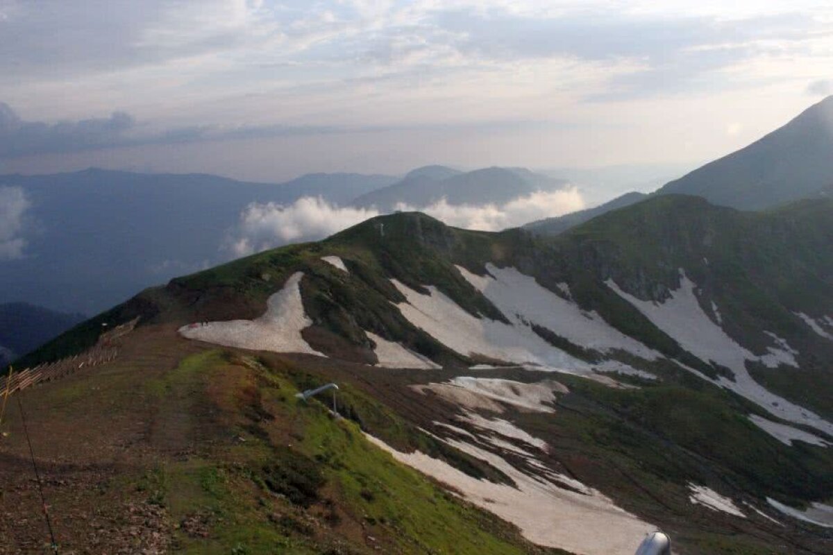 CORESPONDENȚĂ DIN RUSIA // VIDEO + FOTO Salt deasupra norilor » Reportaj de pe vârful Aibga, 2.320 m, unde doi gemeni ruși au repetat săritura spadasinelor române de la Rio