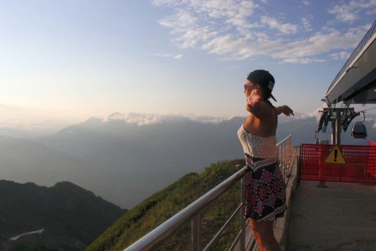 CORESPONDENȚĂ DIN RUSIA // VIDEO + FOTO Salt deasupra norilor » Reportaj de pe vârful Aibga, 2.320 m, unde doi gemeni ruși au repetat săritura spadasinelor române de la Rio