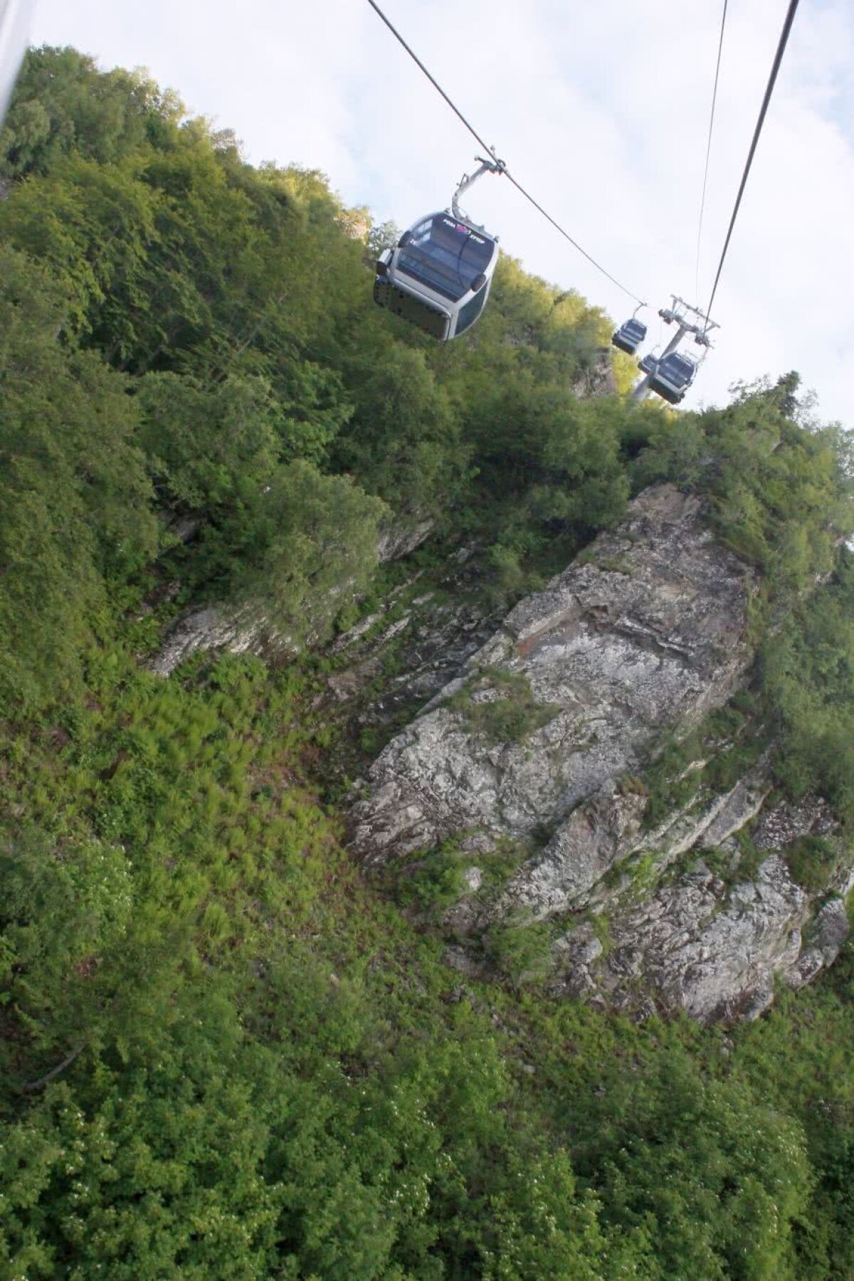 CORESPONDENȚĂ DIN RUSIA // VIDEO + FOTO Salt deasupra norilor » Reportaj de pe vârful Aibga, 2.320 m, unde doi gemeni ruși au repetat săritura spadasinelor române de la Rio