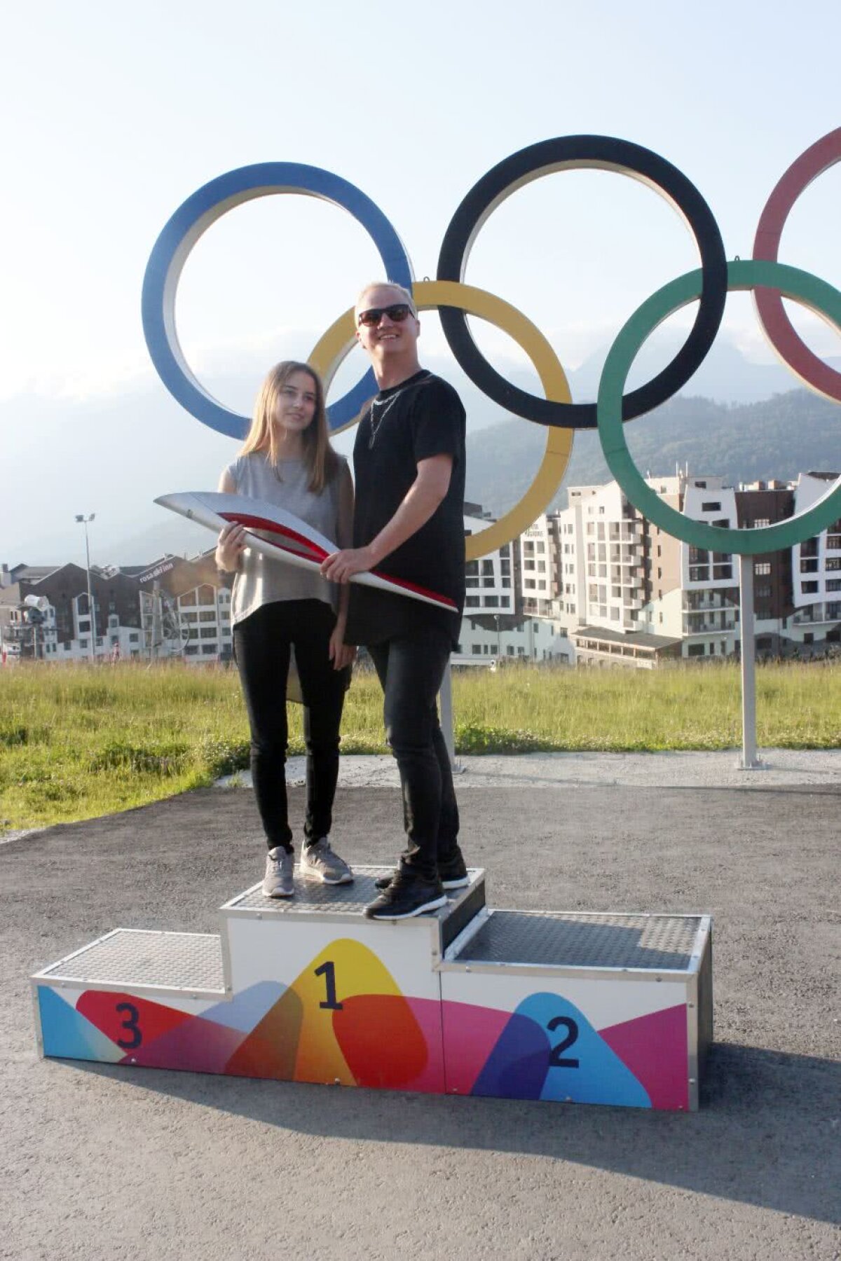 CORESPONDENȚĂ DIN RUSIA // VIDEO + FOTO Salt deasupra norilor » Reportaj de pe vârful Aibga, 2.320 m, unde doi gemeni ruși au repetat săritura spadasinelor române de la Rio