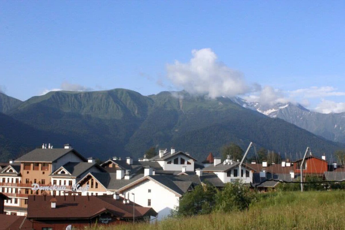 CORESPONDENȚĂ DIN RUSIA // VIDEO + FOTO Salt deasupra norilor » Reportaj de pe vârful Aibga, 2.320 m, unde doi gemeni ruși au repetat săritura spadasinelor române de la Rio