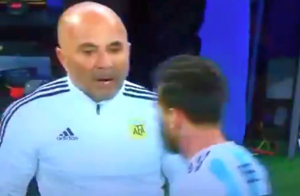 VIDEO Imagini incredibile în Nigeria - Argentina » Selecționerul Sampaoli îl întreabă pe Messi ce schimbare să facă