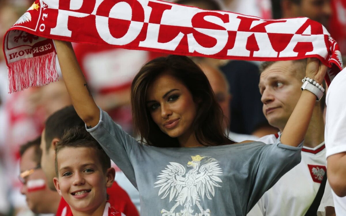 FOTO HOT Consolarea învinșilor » Polonezii pleacă acasă cu cele mai frumoase fane de la Mondial