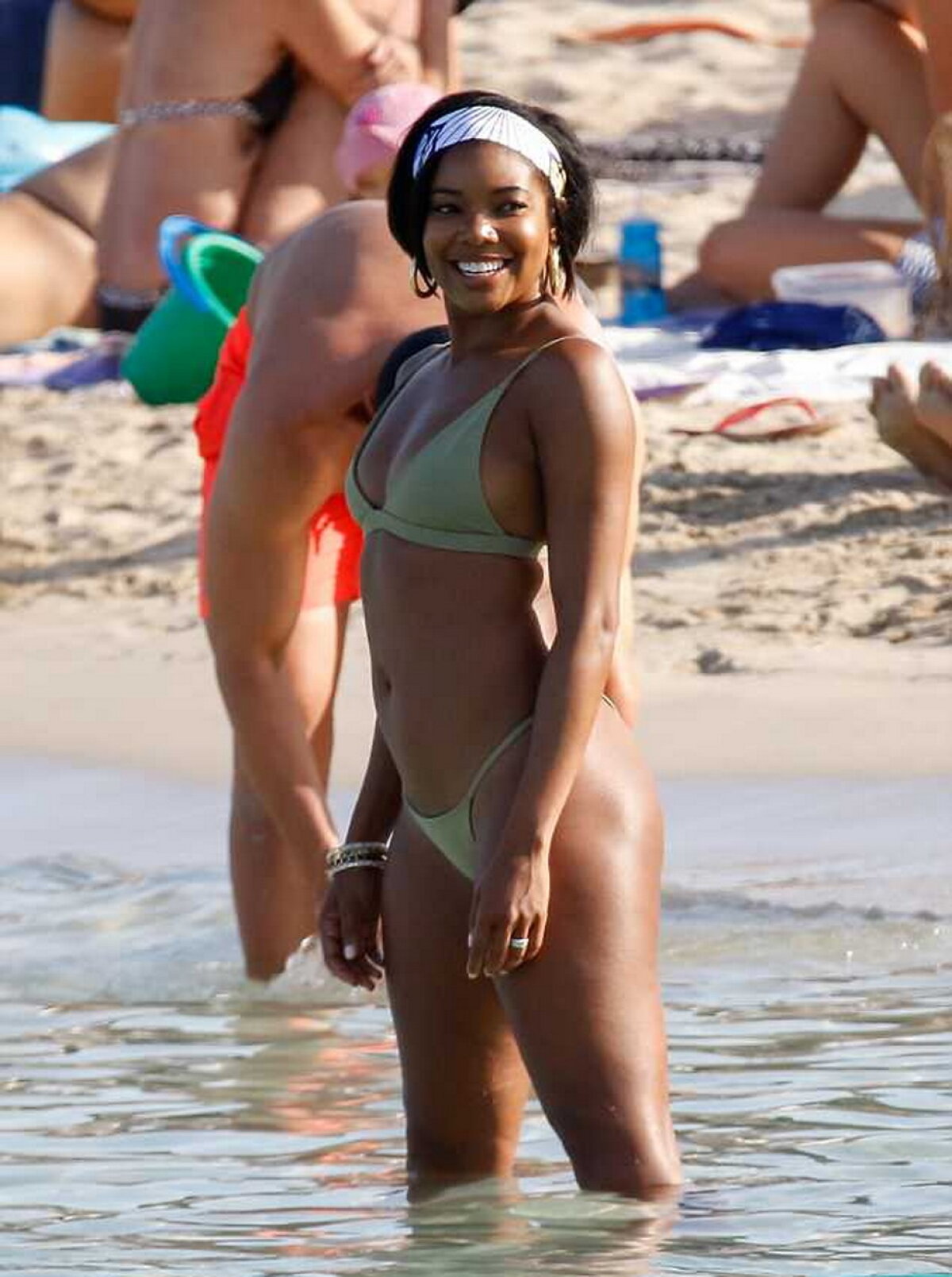 GALERIE FOTO Vezi mulatra care la 45 de ani a atras toate privirile bărbaţilor de la plajă