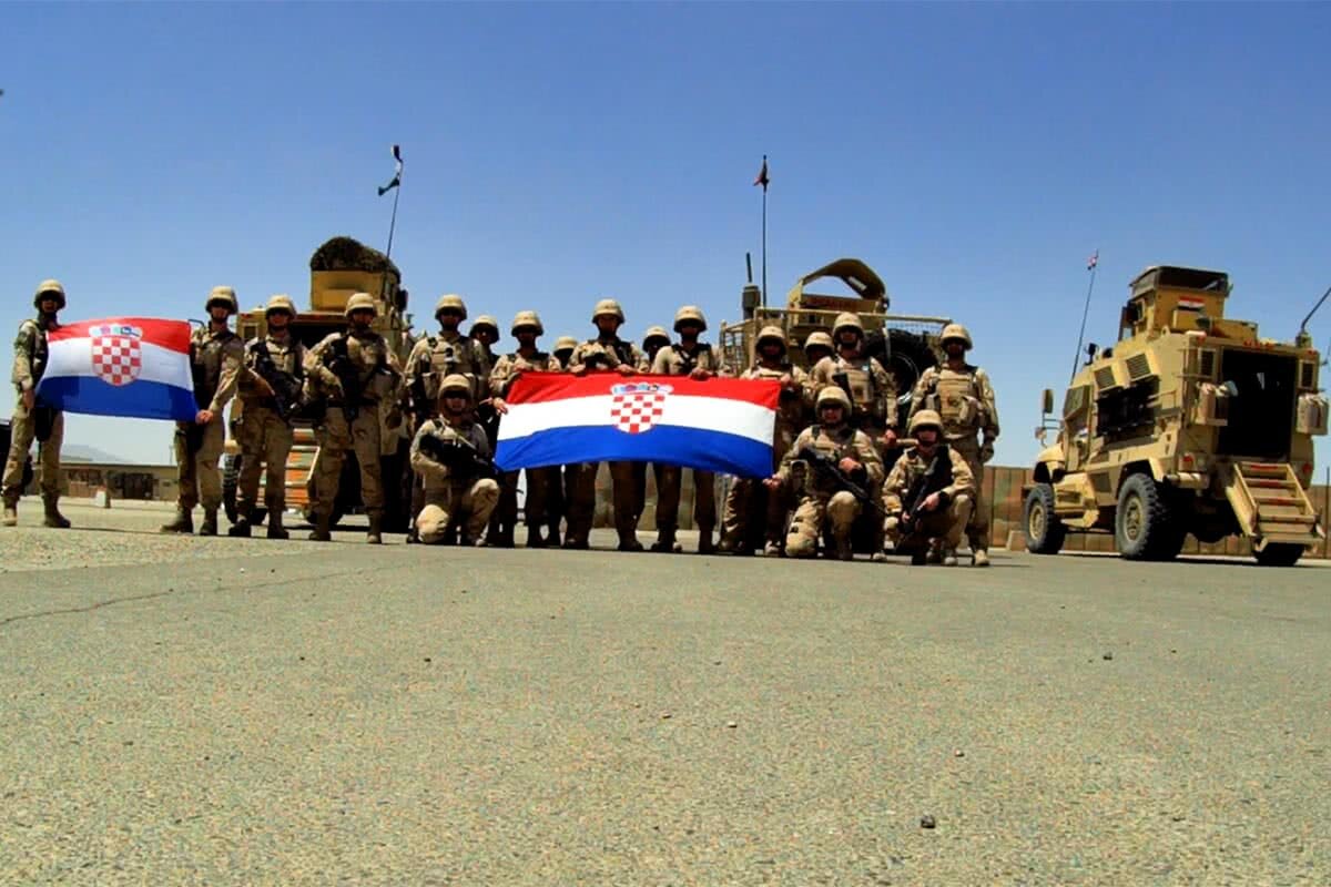 FOTO + VIDEO Croaţii, încurajaţi din aer, de pe mare şi de la sol de armată: "O inimă, un suflet, o Croaţie!"