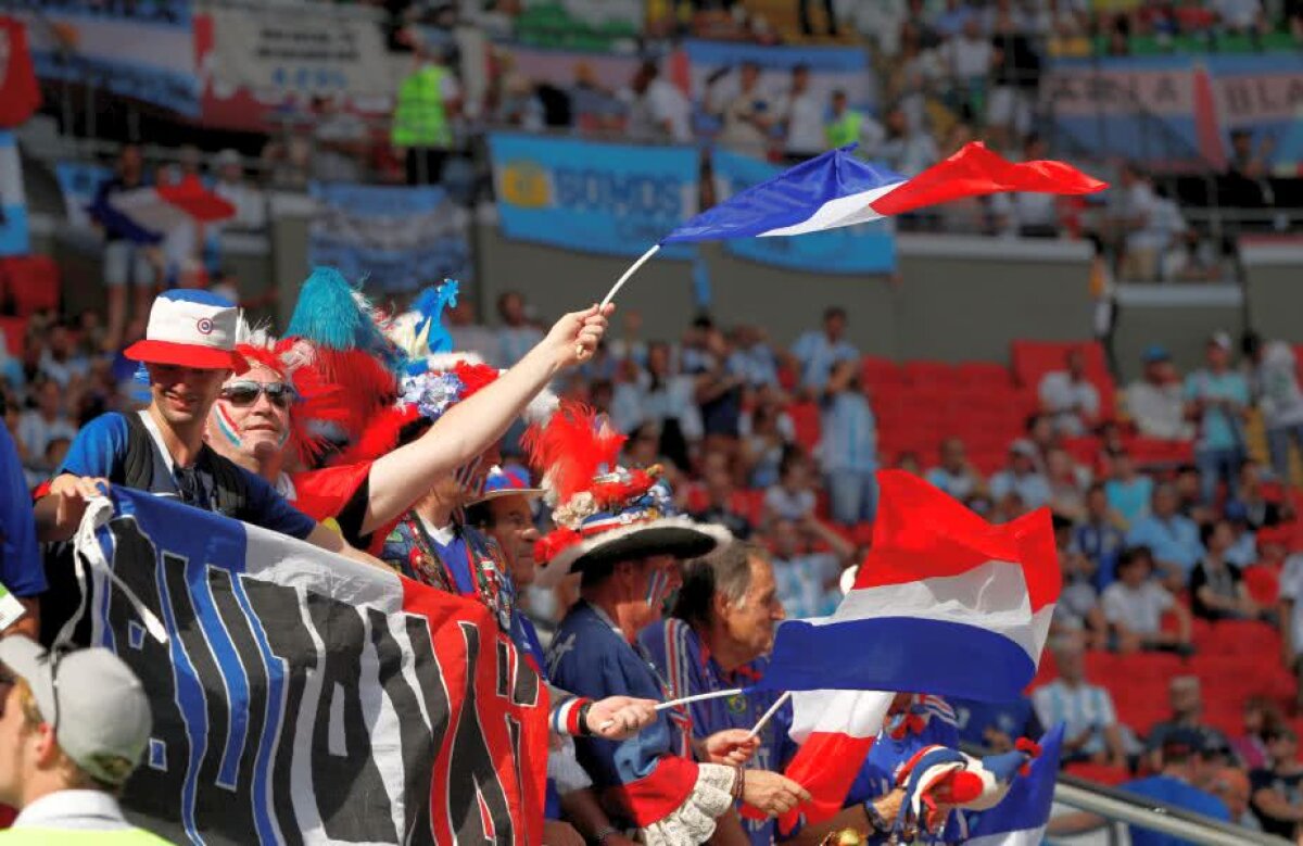 FOTO "Pentru eternitate" » Cum a fost surprins un fan al Franței în tribune, la 20 de ani de la ultimul Mondial câștigat de "cocoși"