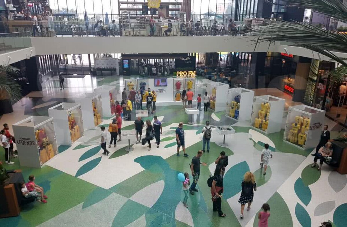 GALERIE FOTO Doi microbiști români au organizat un mini-muzeu al fotbalului » Cum s-au cunoscut și cum au adunat o mie de tricouri legendare