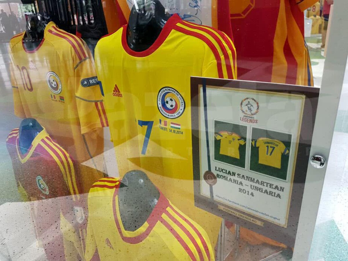 GALERIE FOTO Doi microbiști români au organizat un mini-muzeu al fotbalului » Cum s-au cunoscut și cum au adunat o mie de tricouri legendare