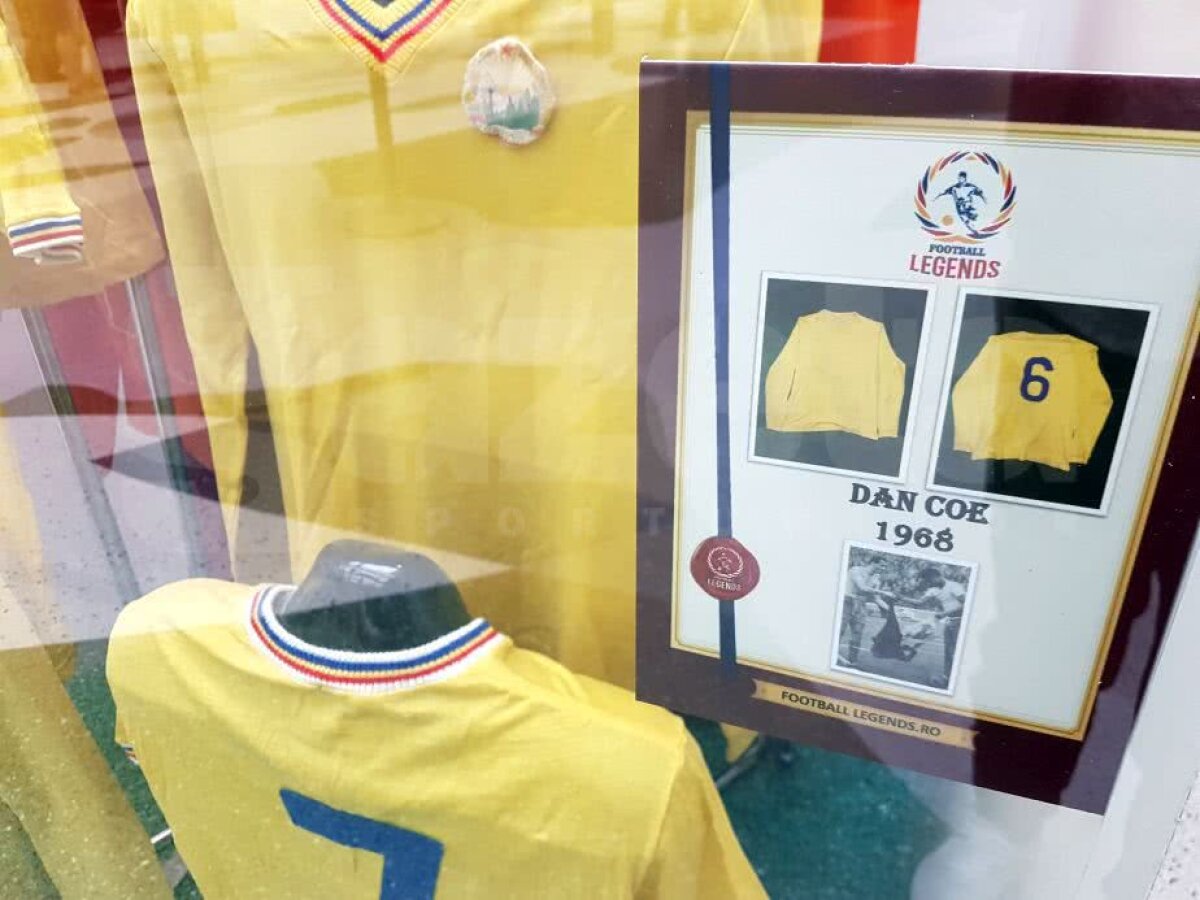 GALERIE FOTO Doi microbiști români au organizat un mini-muzeu al fotbalului » Cum s-au cunoscut și cum au adunat o mie de tricouri legendare