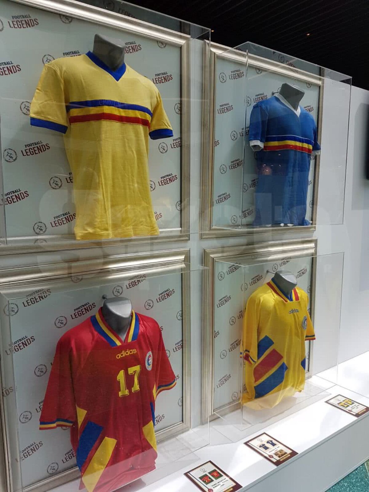 GALERIE FOTO Doi microbiști români au organizat un mini-muzeu al fotbalului » Cum s-au cunoscut și cum au adunat o mie de tricouri legendare