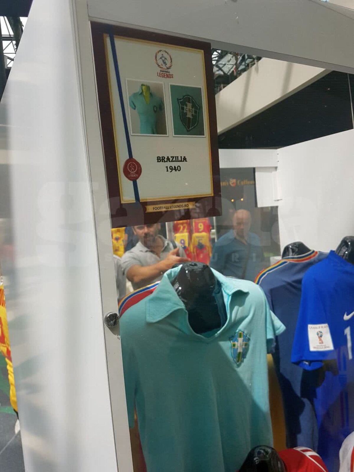 GALERIE FOTO Doi microbiști români au organizat un mini-muzeu al fotbalului » Cum s-au cunoscut și cum au adunat o mie de tricouri legendare