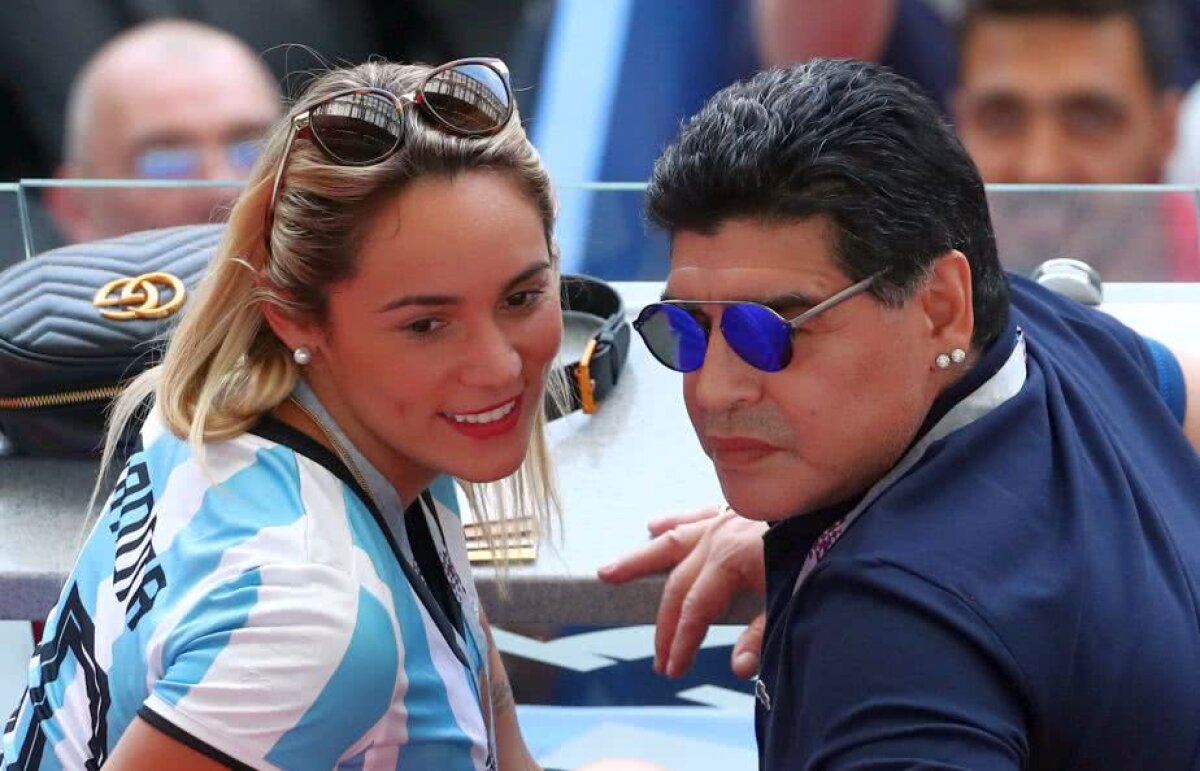 GALERIE FOTO Maradona nu s-a plictisit deloc înainte de Franța - Argentina: și-a sărutat cu foc iubita și a făcut o baie de mulțime