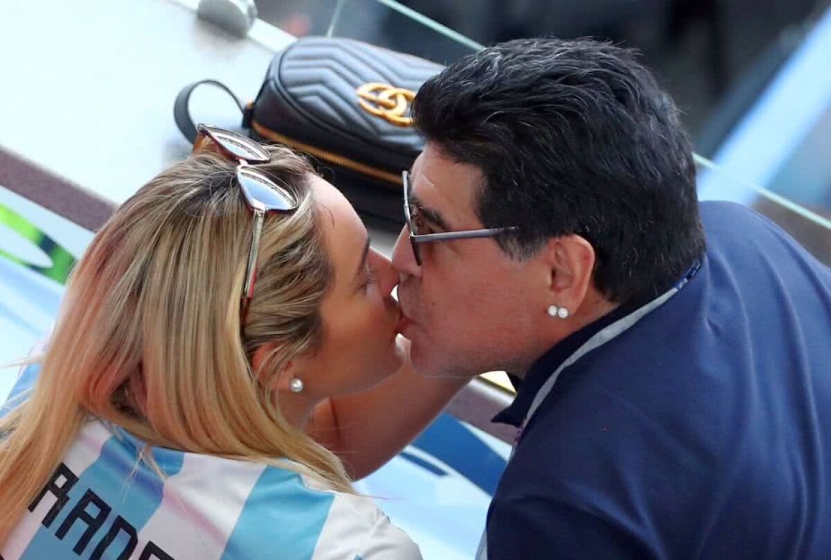 GALERIE FOTO Maradona nu s-a plictisit deloc înainte de Franța - Argentina: și-a sărutat cu foc iubita și a făcut o baie de mulțime