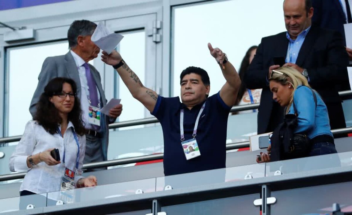 GALERIE FOTO Maradona nu s-a plictisit deloc înainte de Franța - Argentina: și-a sărutat cu foc iubita și a făcut o baie de mulțime