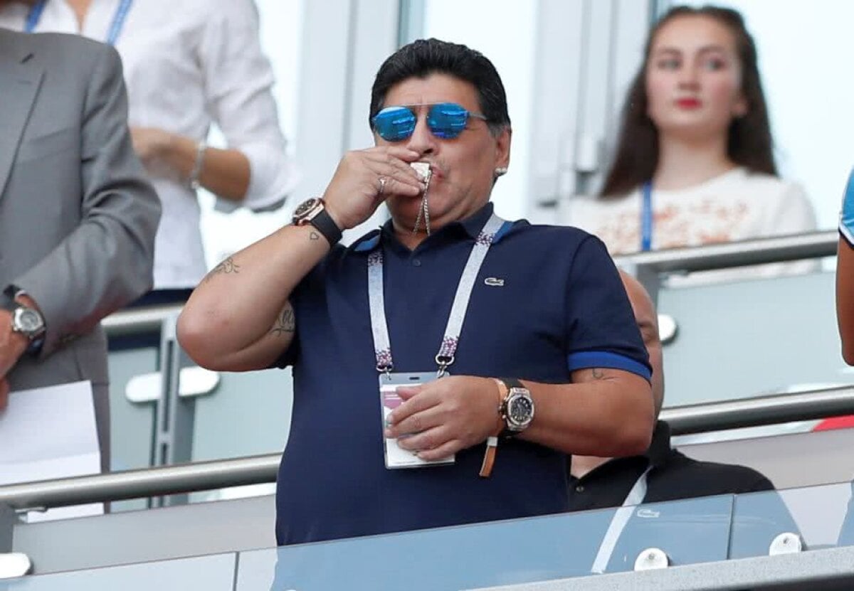 GALERIE FOTO Maradona nu s-a plictisit deloc înainte de Franța - Argentina: și-a sărutat cu foc iubita și a făcut o baie de mulțime