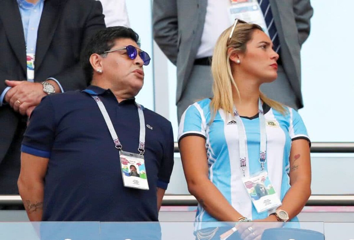 GALERIE FOTO Maradona nu s-a plictisit deloc înainte de Franța - Argentina: și-a sărutat cu foc iubita și a făcut o baie de mulțime