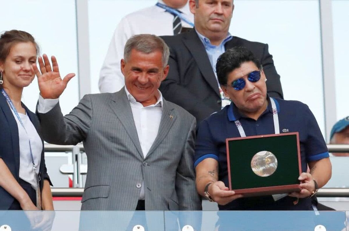 GALERIE FOTO Maradona nu s-a plictisit deloc înainte de Franța - Argentina: și-a sărutat cu foc iubita și a făcut o baie de mulțime